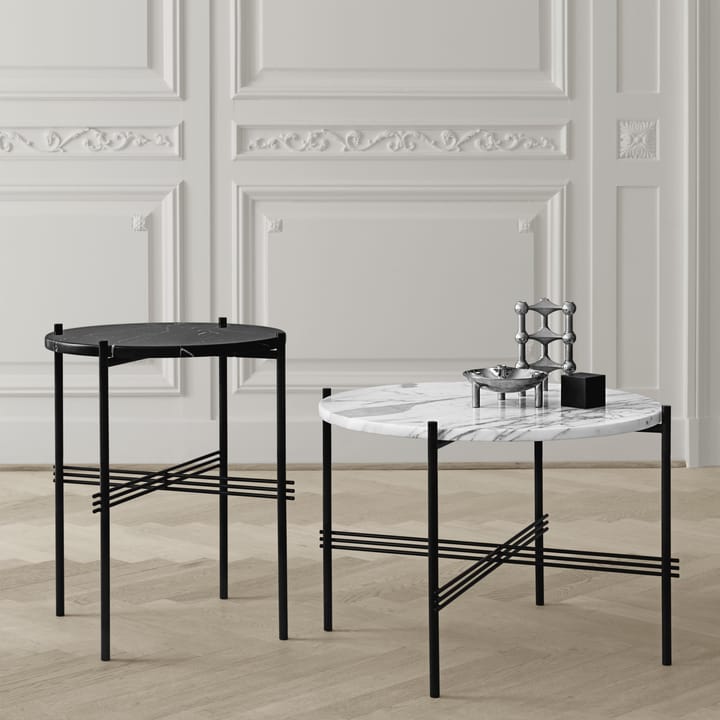 Mesa auxiliar TS con patas negras Ø 55 cm, mármol blanco GUBI