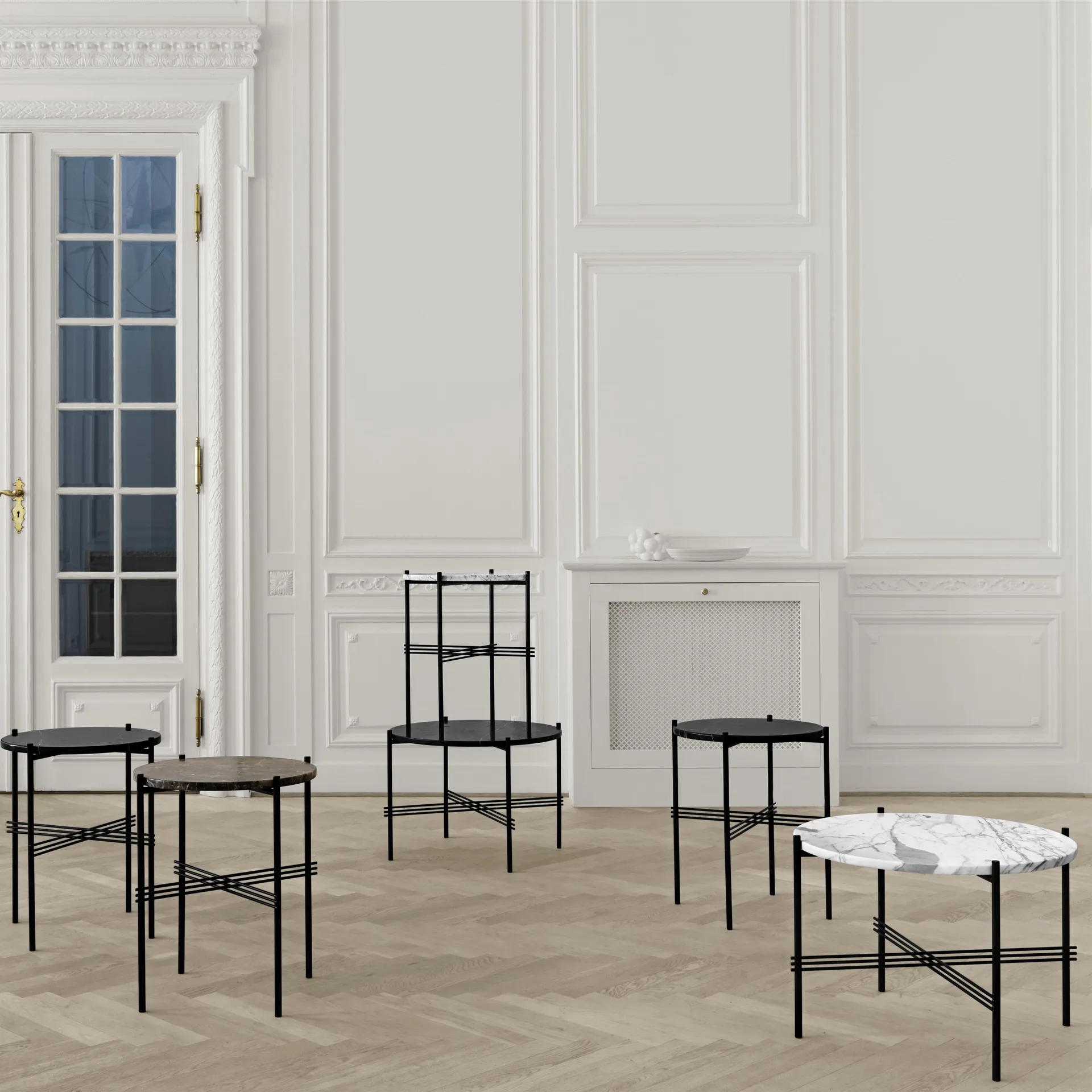 Mesa auxiliar TS con patas negras Ø 55 cm, mármol negro GUBI