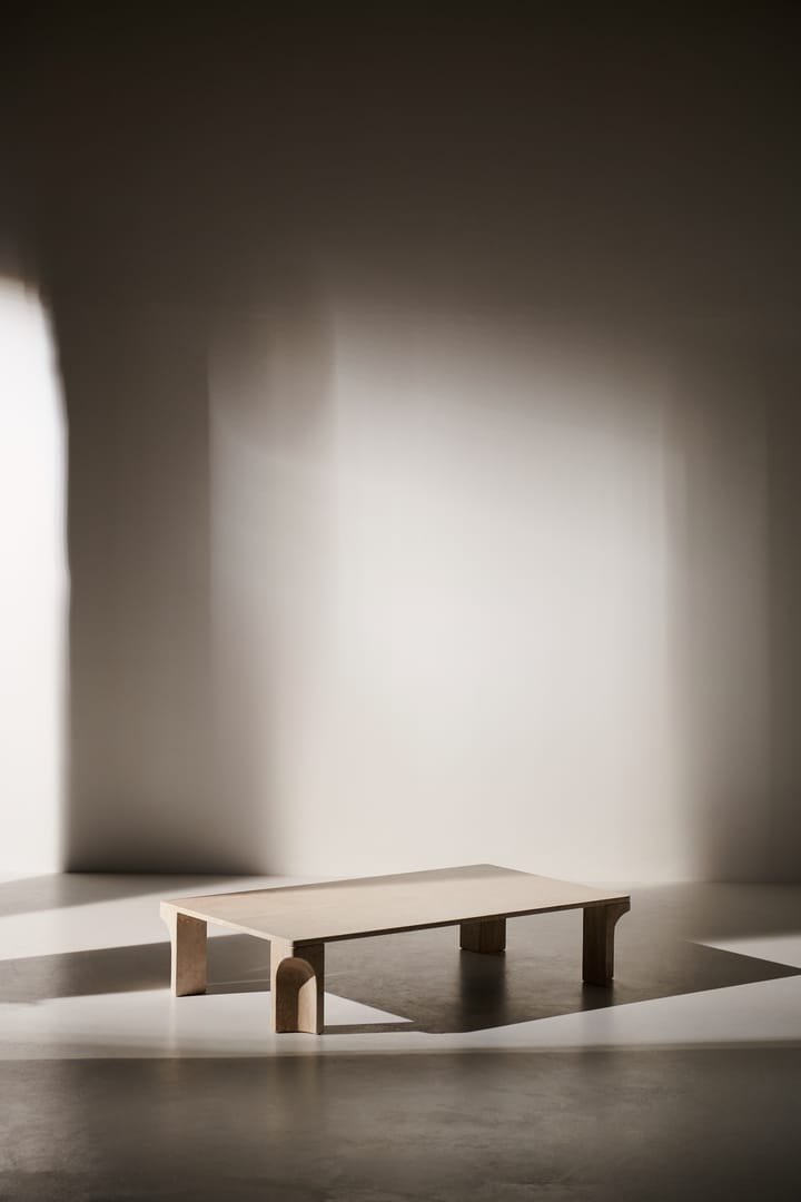 Mesa de centro Doric 80x140 cm, Banco neutro-travertino GUBI