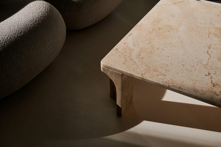 Mesa de centro Doric 80x80 cm, Banco neutro-travertino GUBI