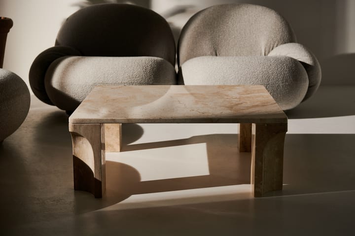 Mesa de centro Doric 80x80 cm, Banco neutro-travertino GUBI