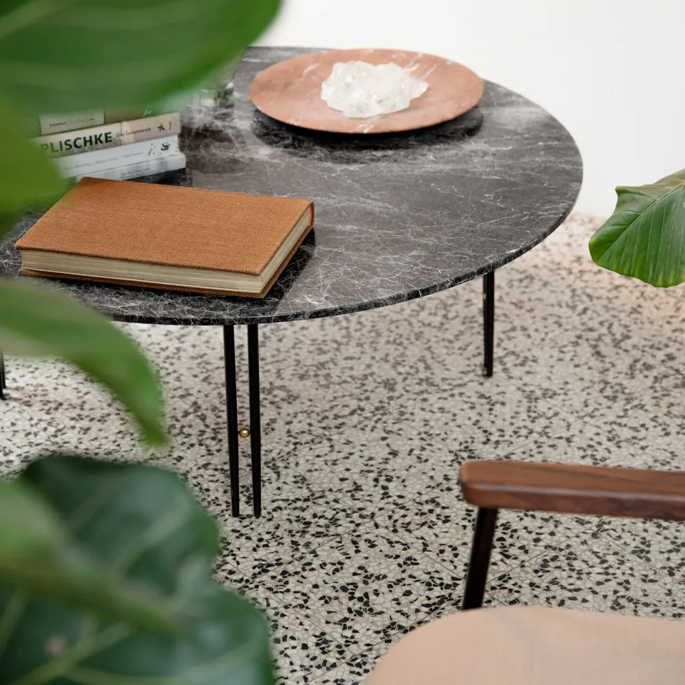 Mesa de centro IOI, Grey emperador marble, ø70, base negra GUBI