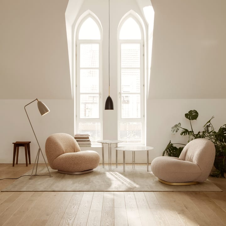 Mesa de centro IOI, White carrara marble, ø70, base negra GUBI