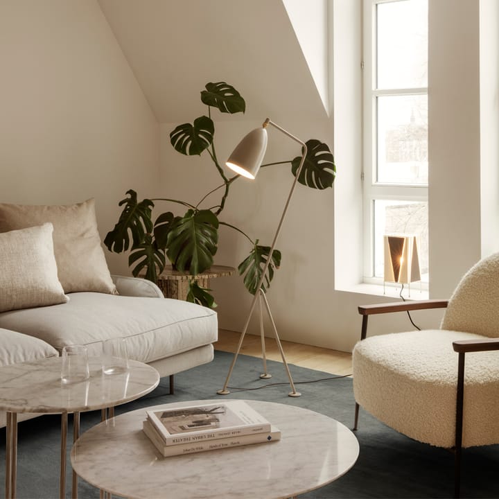 Mesa de centro IOI, White carrara marble, ø70, base negra GUBI