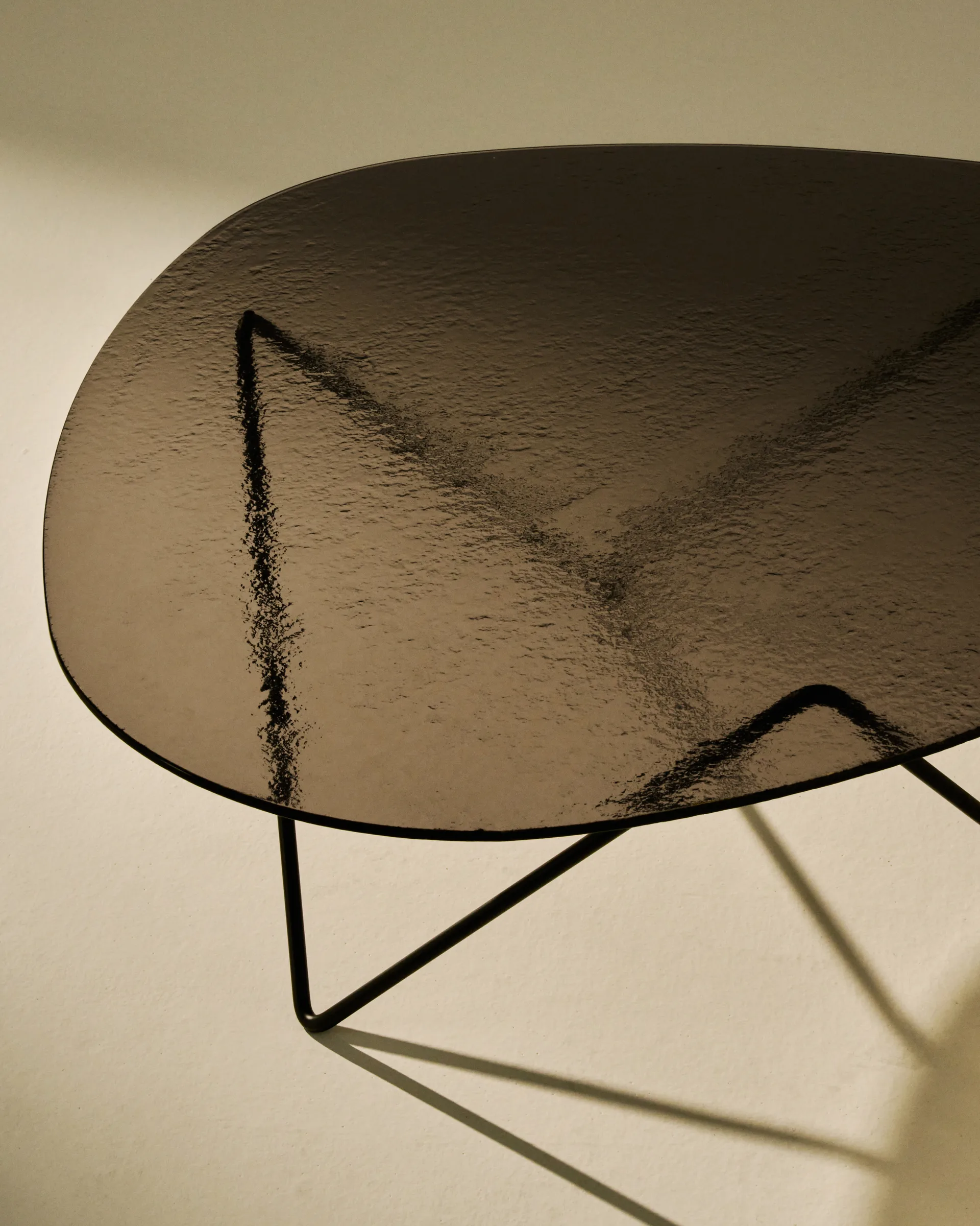 Mesa de centro Pedrera, Negro semimate - vidrio estructurado bronce GUBI