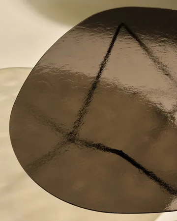 Mesa de centro Pedrera - Negro semimate - vidrio estructurado bronce - GUBI