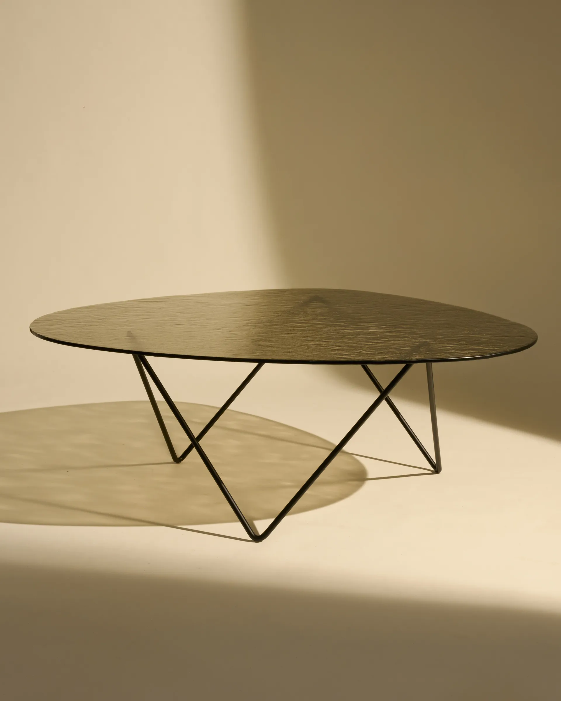 Mesa de centro Pedrera, Negro semimate - vidrio estructurado bronce GUBI