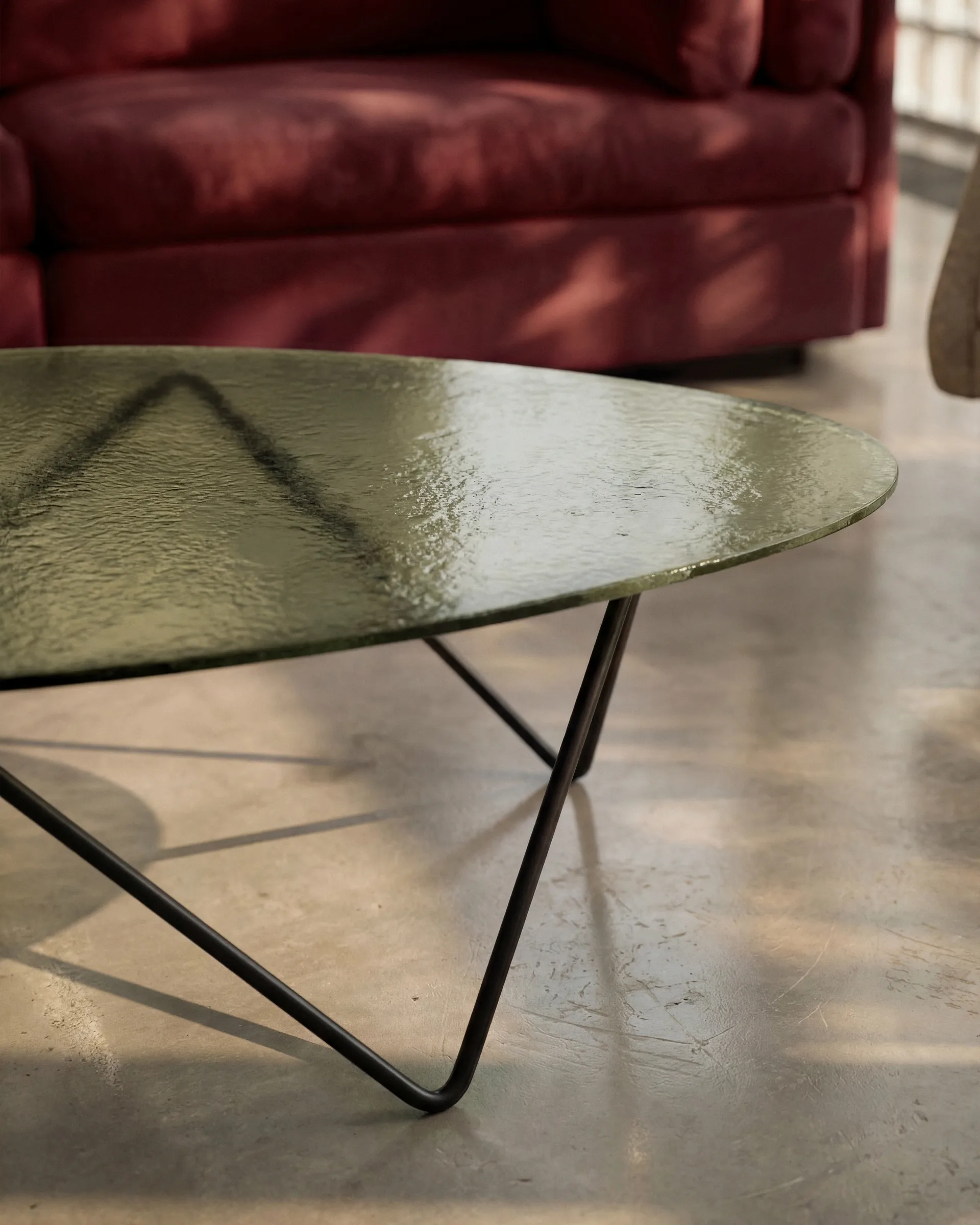 Mesa de centro Pedrera, Negro semimate - vidrio estructurado transparente GUBI