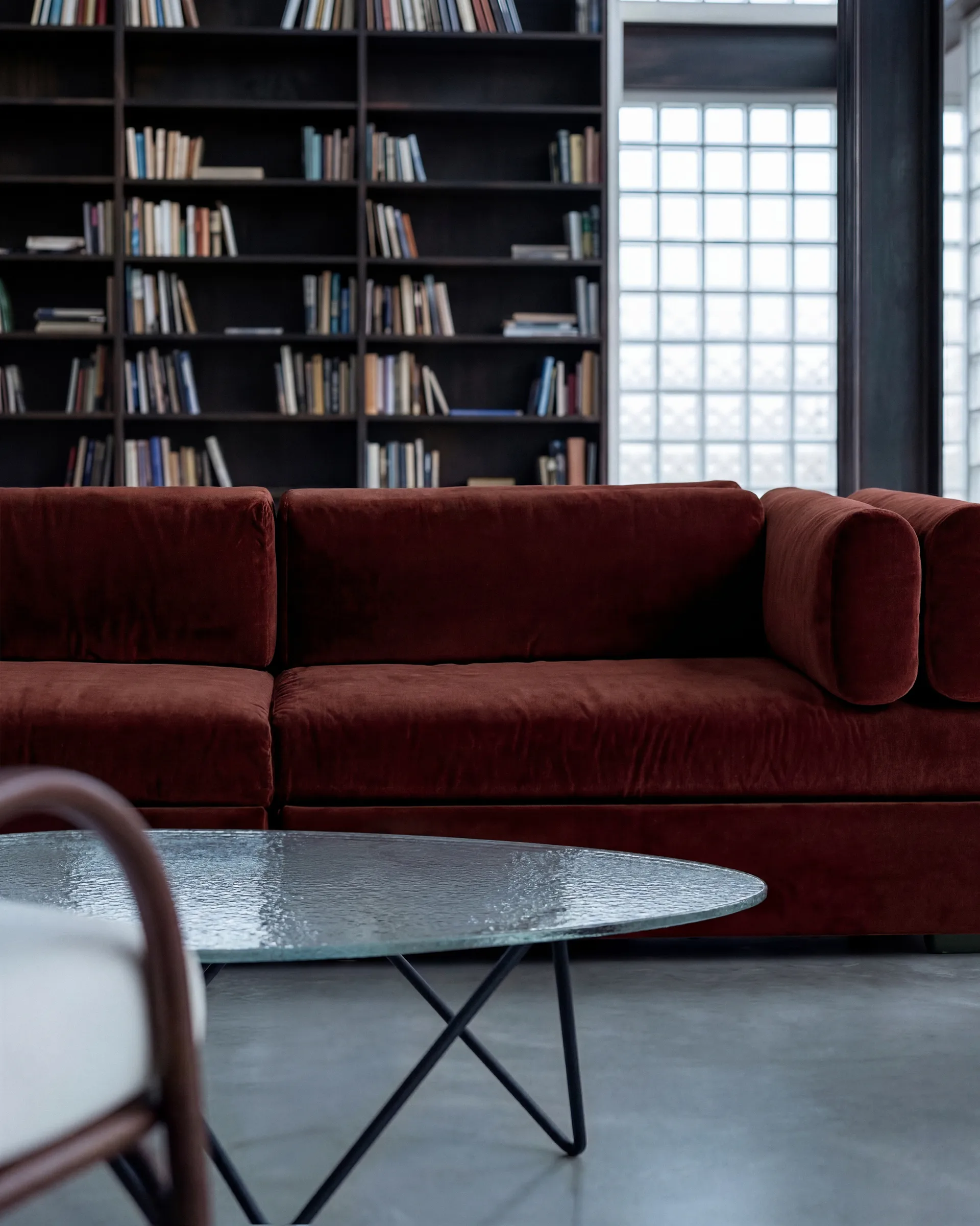 Mesa de centro Pedrera, Negro semimate - vidrio estructurado transparente GUBI