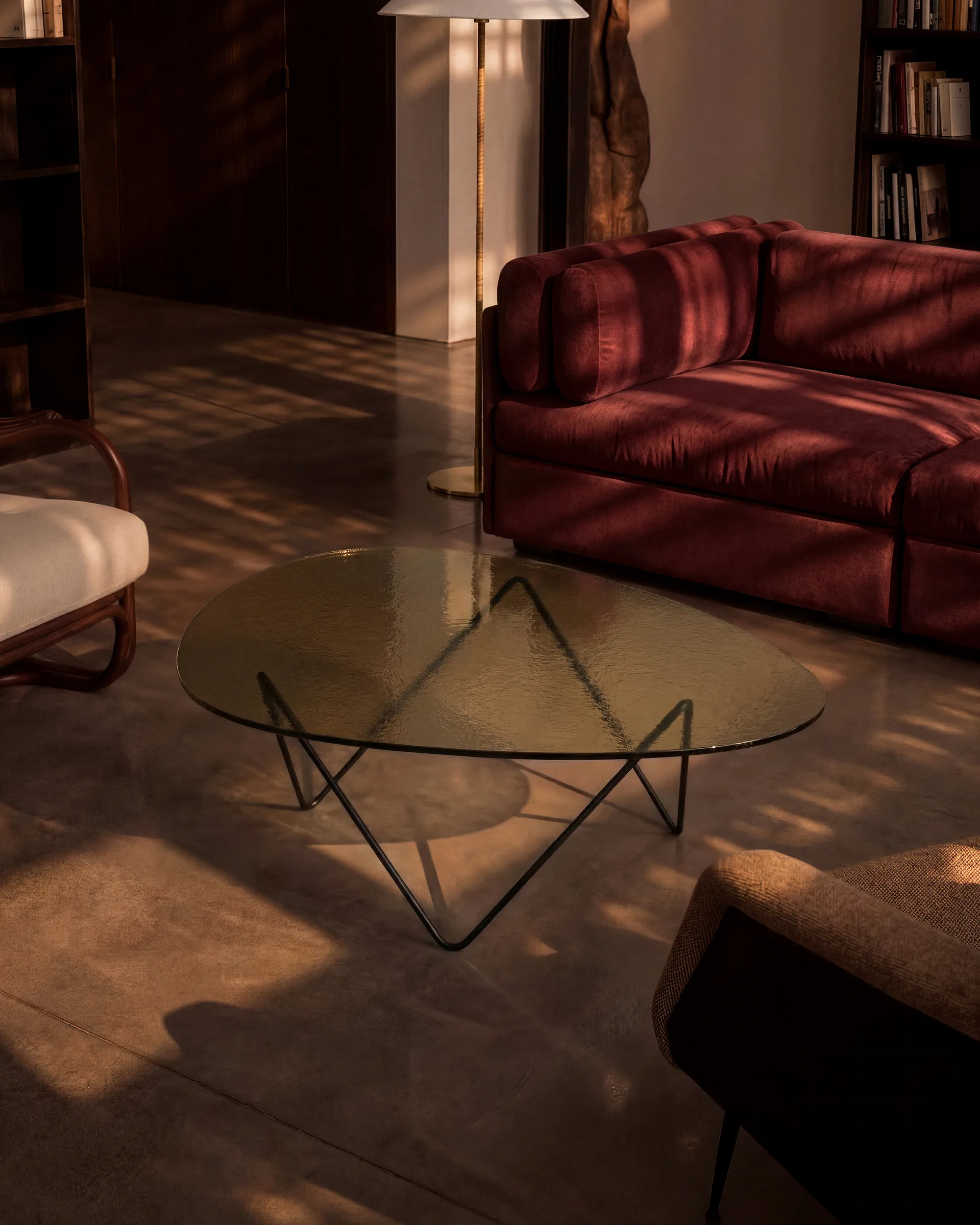 Mesa de centro Pedrera, Negro semimate - vidrio estructurado transparente GUBI