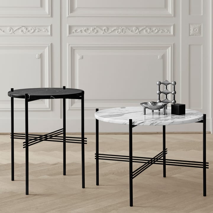 Mesa de centro TS Round, Natural white travertine, ø80, base negra GUBI
