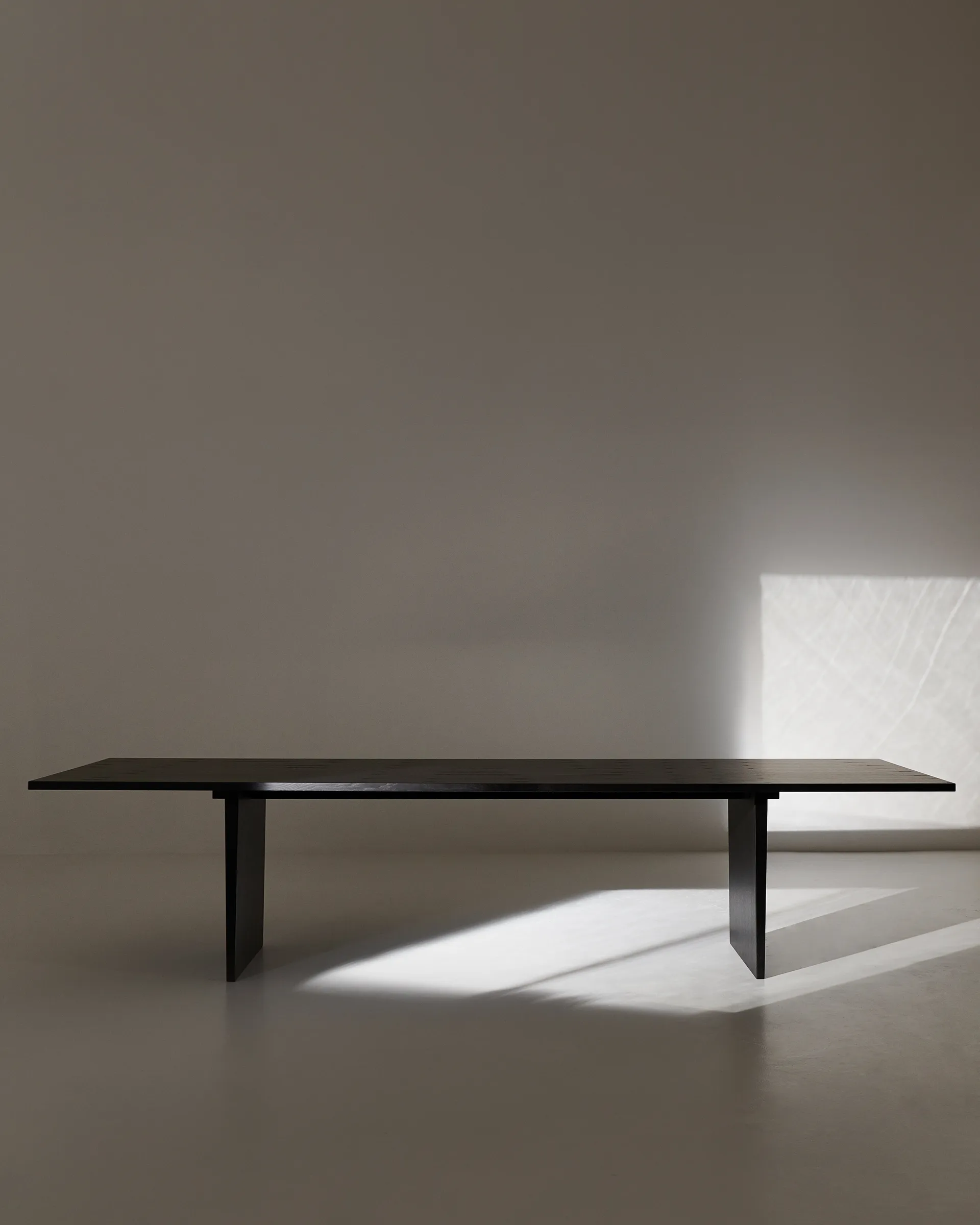 Mesa de comedor Private 100x260 cm, Roble teñido de marrón-negro GUBI