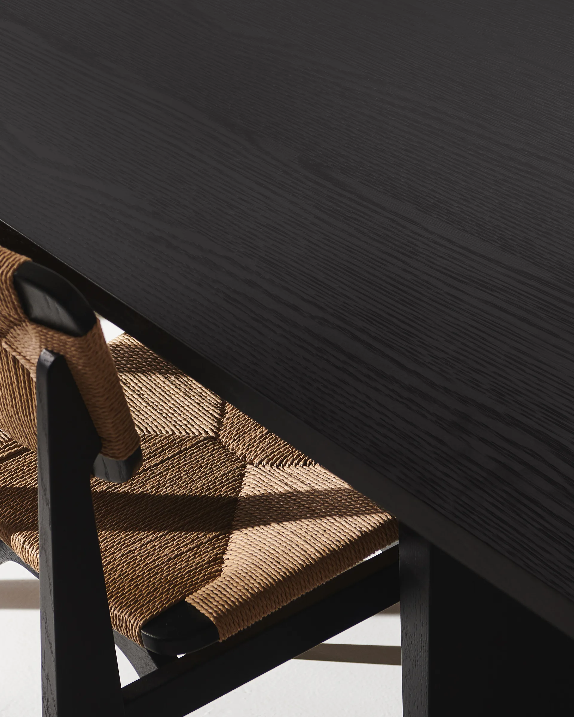 Mesa de comedor Private 100x260 cm, Roble teñido de marrón-negro GUBI