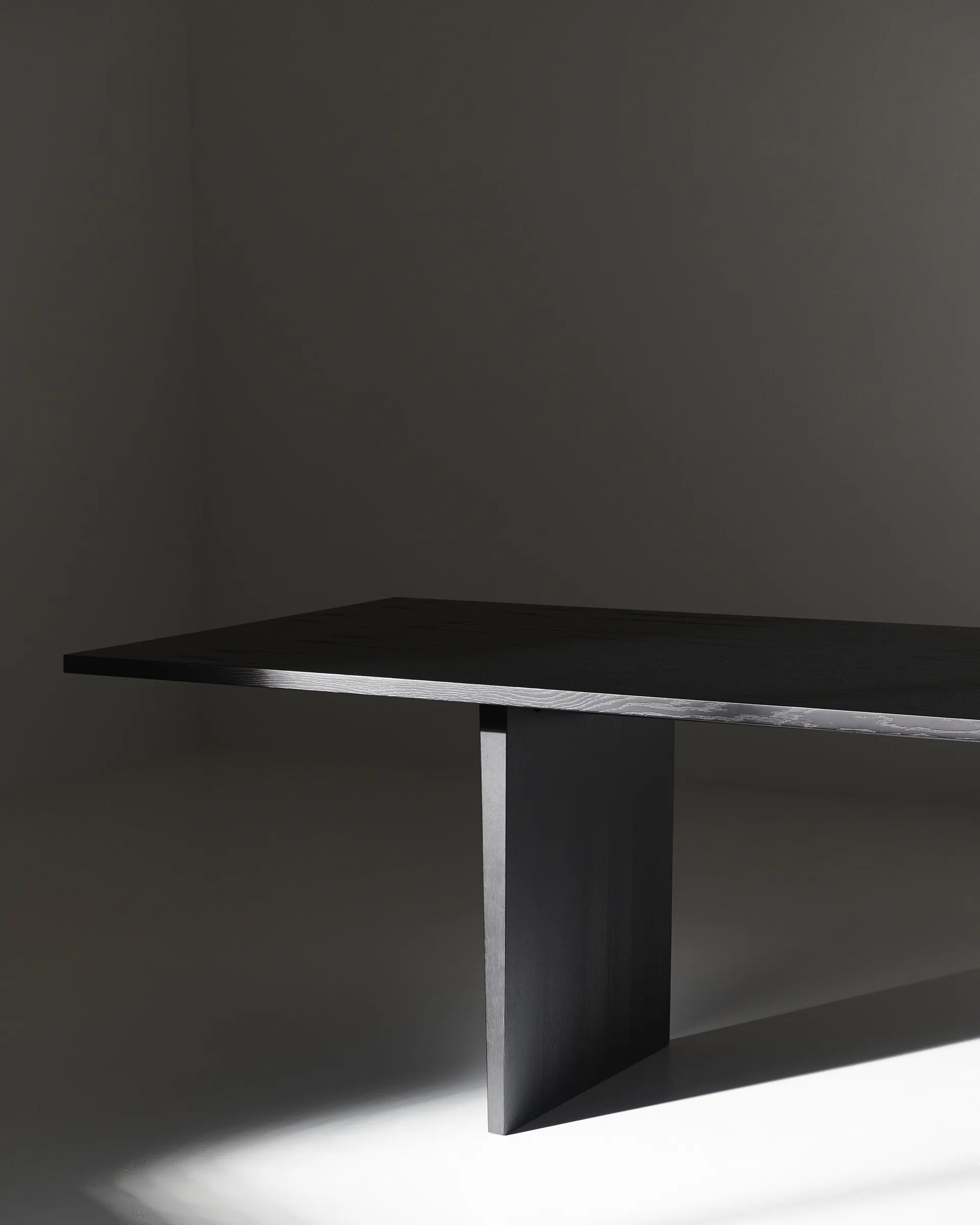 Mesa de comedor Private 100x320 cm, Roble teñido de marrón-negro GUBI