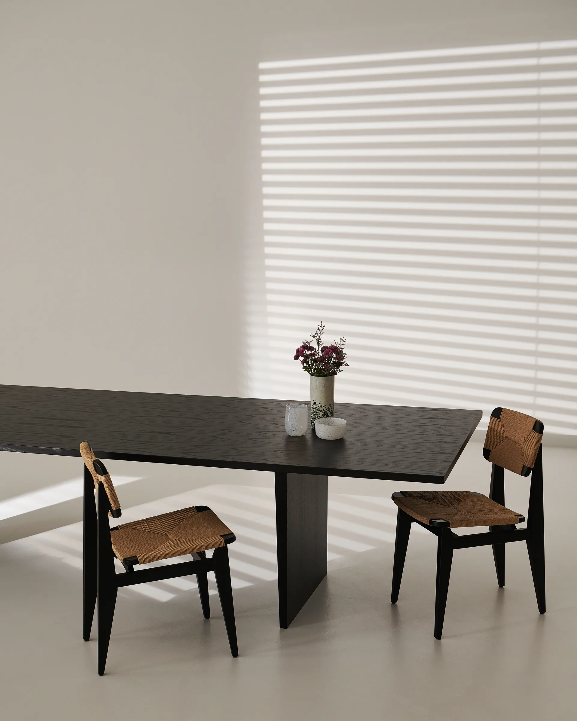 Mesa de comedor Private 100x320 cm, Roble teñido de marrón-negro GUBI