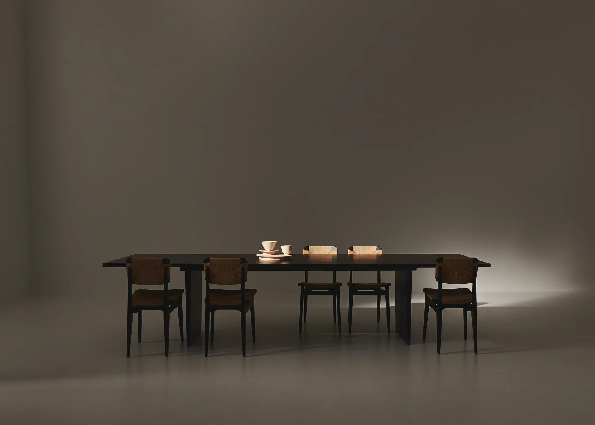 Mesa de comedor Private 100x320 cm, Roble teñido de marrón-negro GUBI