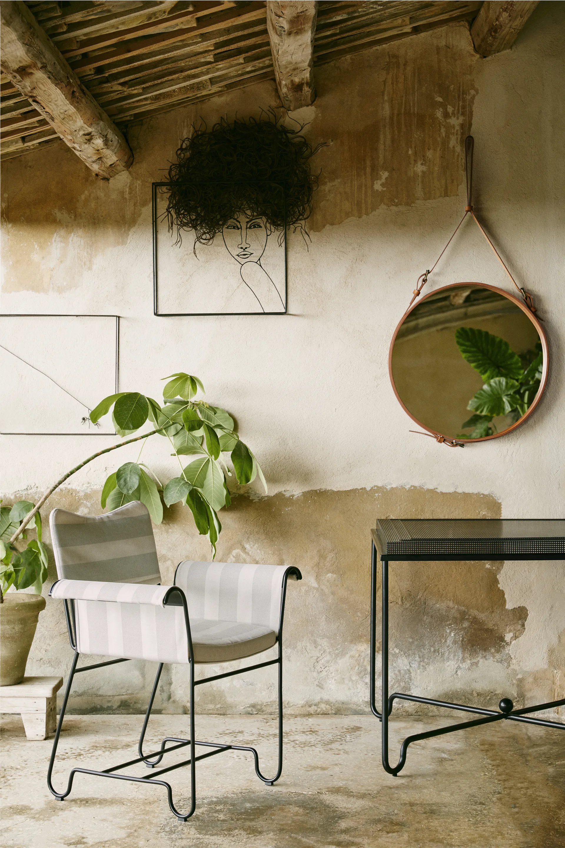 Mesa Tropique 90x90x75 cm, Classic black GUBI