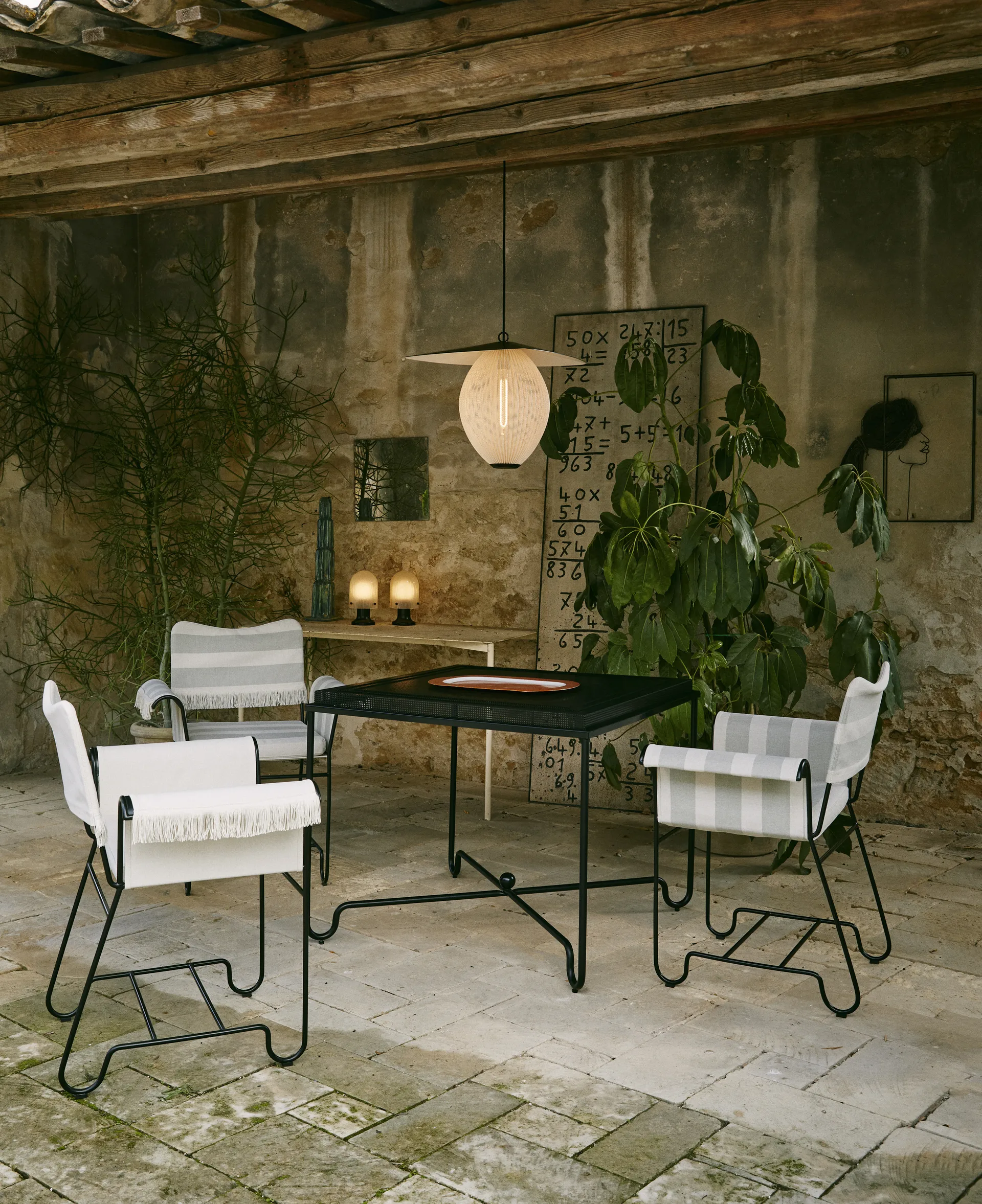 Mesa Tropique 90x90x75 cm, Classic black GUBI