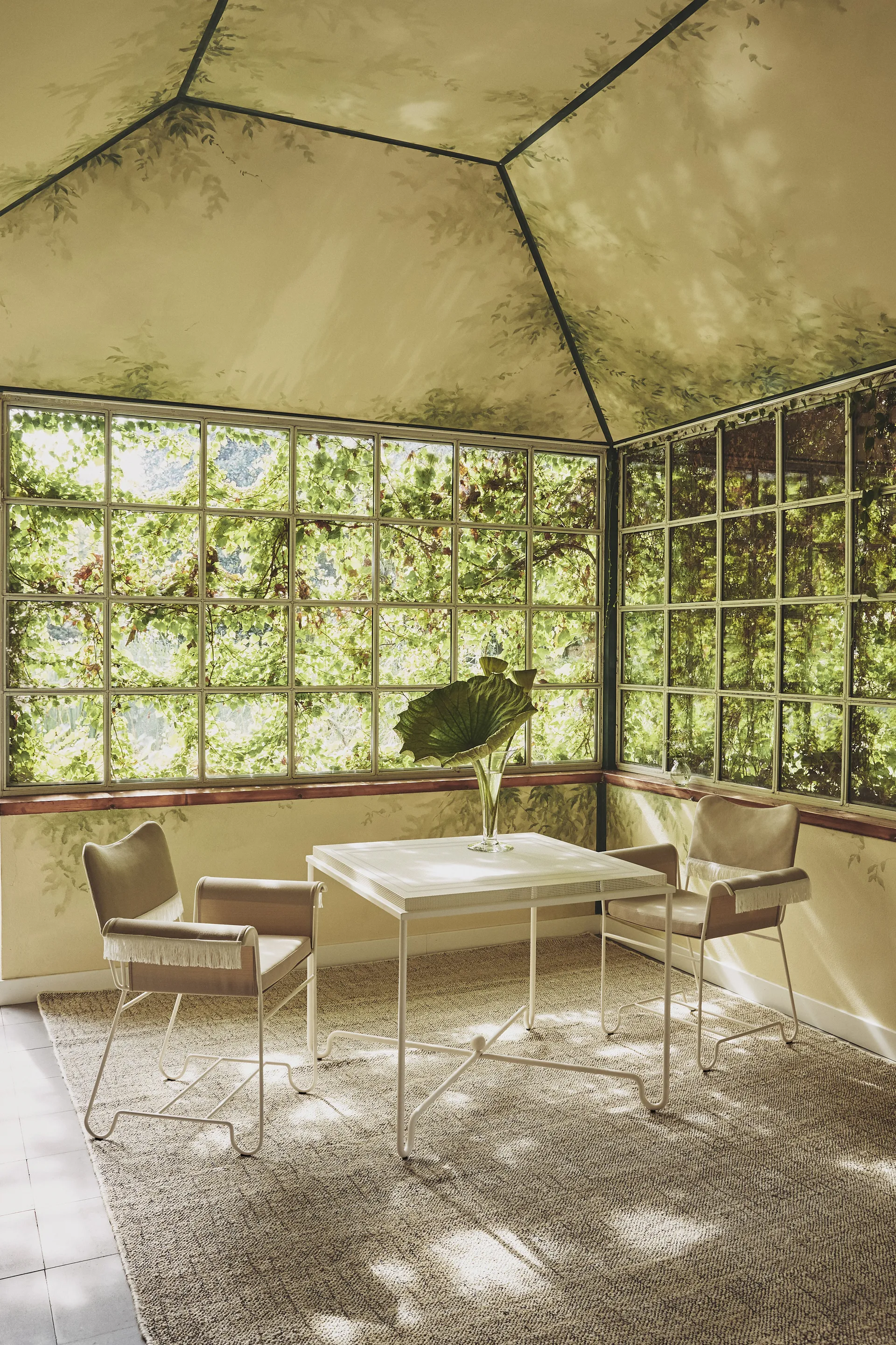 Mesa Tropique 90x90x75 cm, Classic white semi matt GUBI