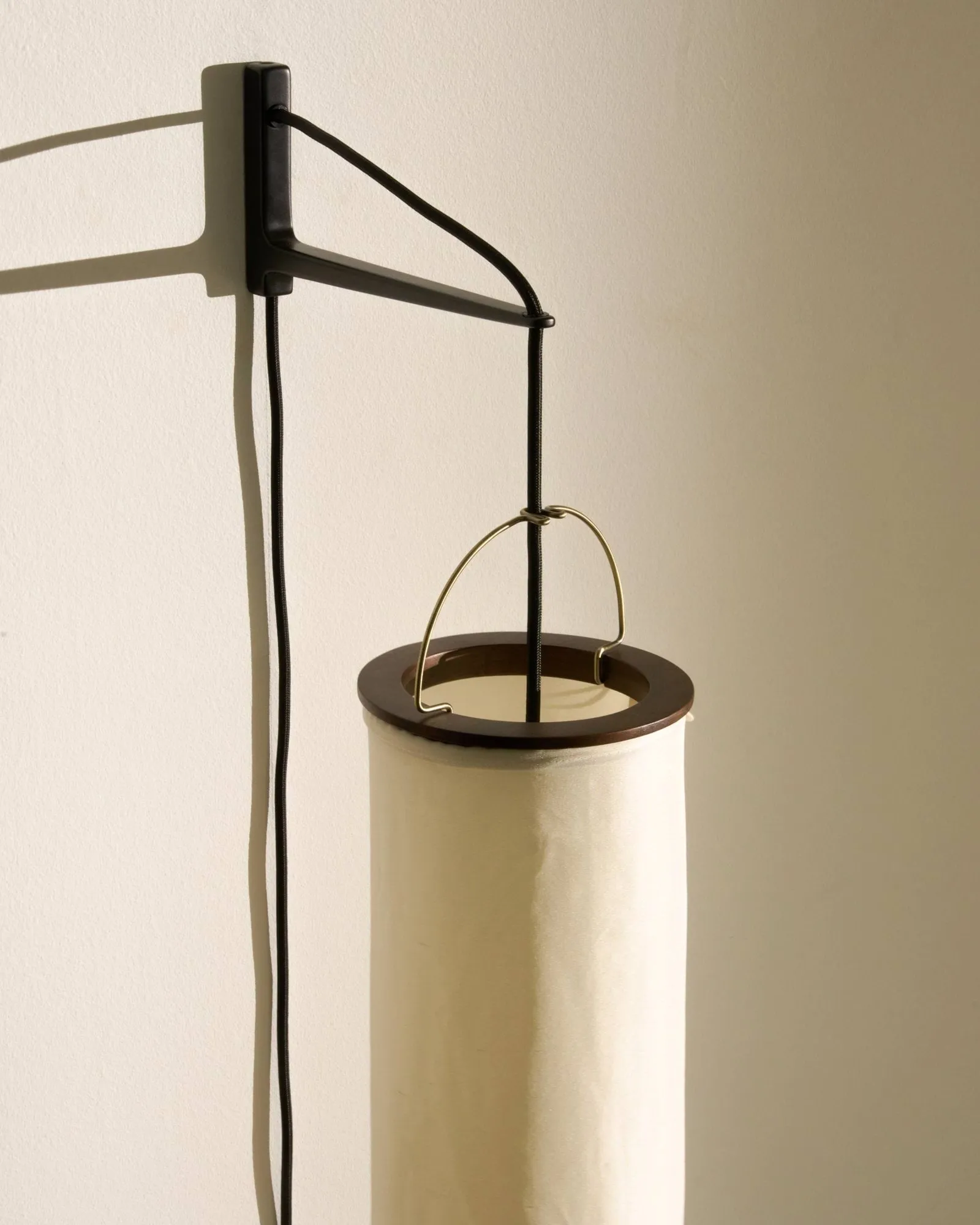 Silk Lantern aplique de pared, Natural white silk-semi matt negro GUBI