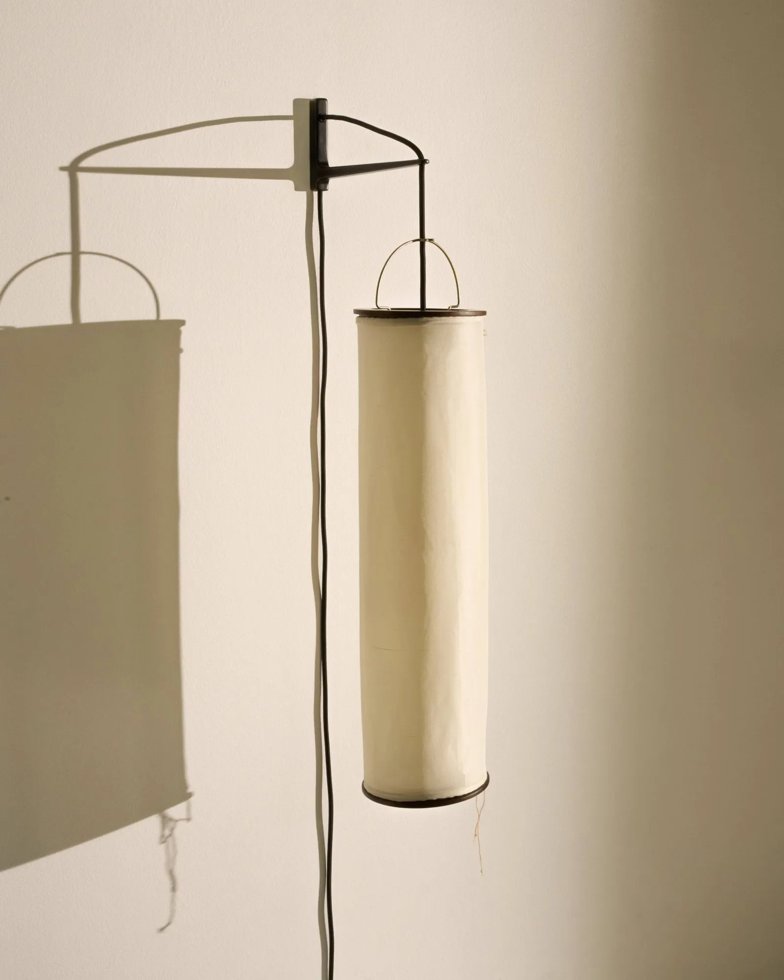 Silk Lantern aplique de pared, Natural white silk-semi matt negro GUBI