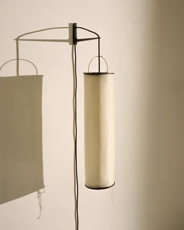 Silk Lantern aplique de pared - Natural white silk-semi matt negro - GUBI