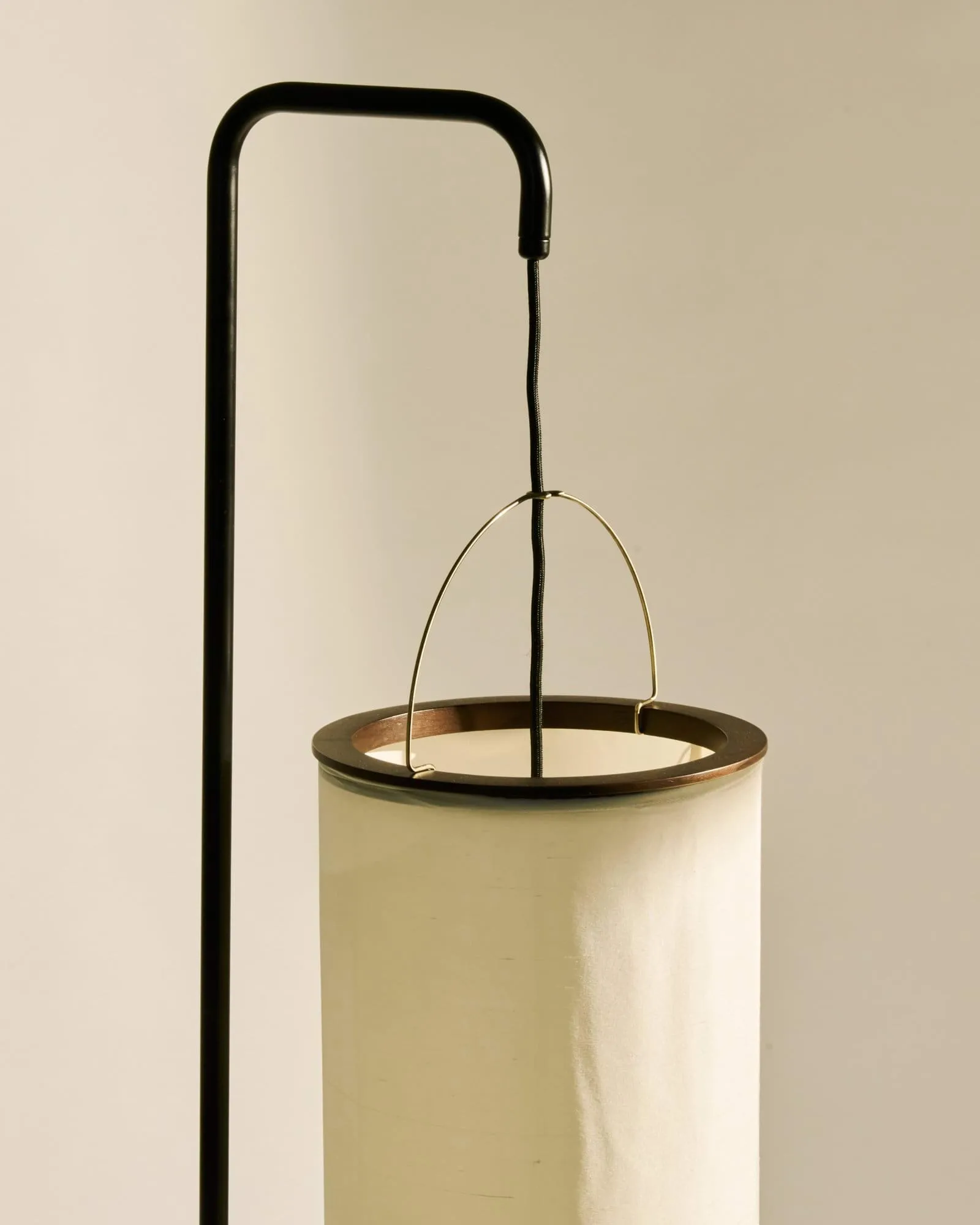 Silk Lantern lámpara de pie, Blanco natural seda-semi mate negro, 163 cm GUBI