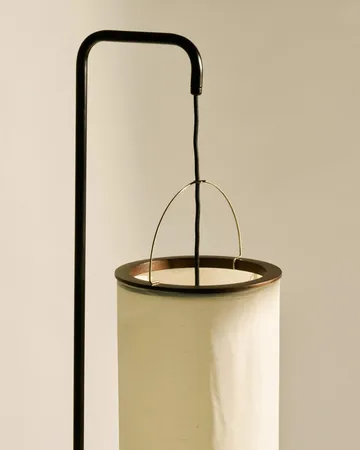 Silk Lantern lámpara de pie - Blanco natural seda-semi mate negro, 163 cm - GUBI