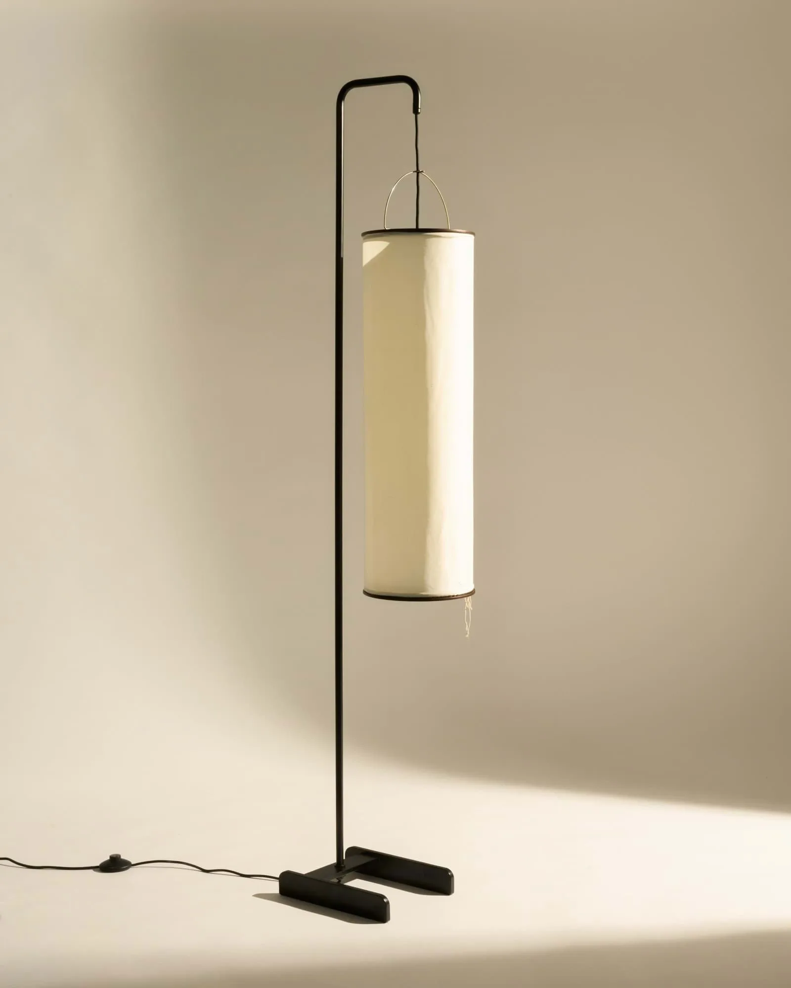 Silk Lantern lámpara de pie, Blanco natural seda-semi mate negro, 163 cm GUBI