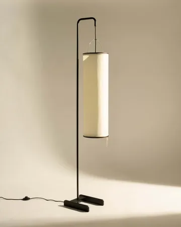 Silk Lantern lámpara de pie - Blanco natural seda-semi mate negro, 163 cm - GUBI