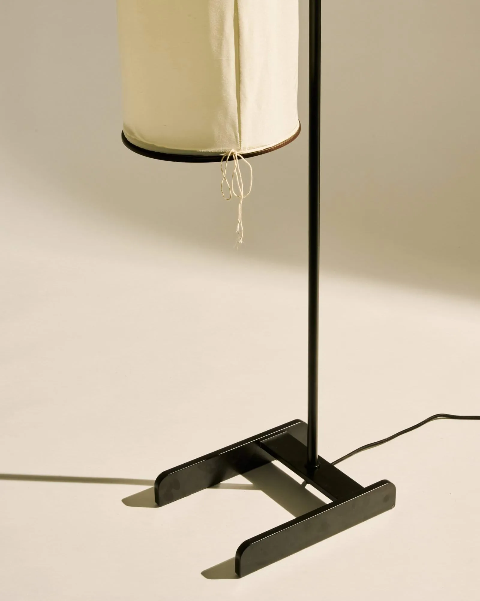 Silk Lantern lámpara de pie, Blanco natural seda-semi mate negro, 163 cm GUBI