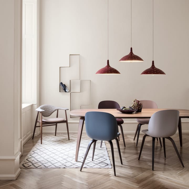 Silla Beetle de plástico con patas negras de madera , sweet pink GUBI