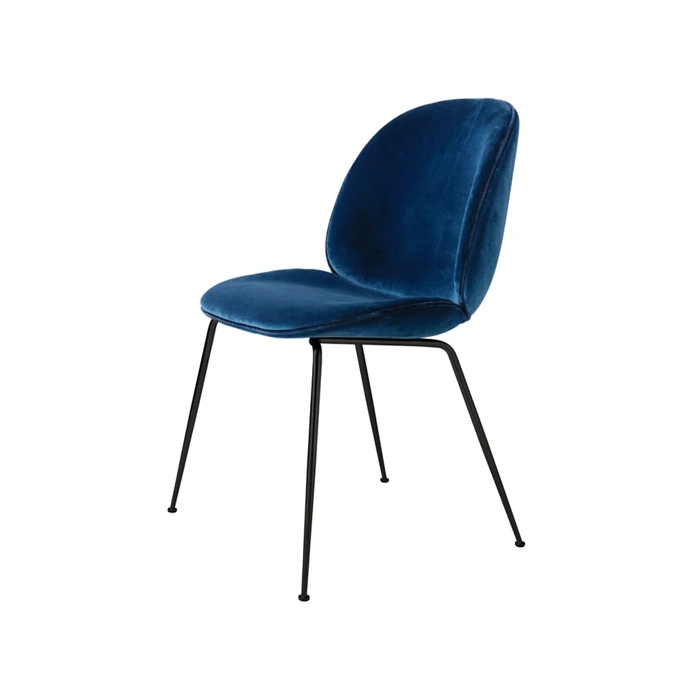 Silla Beetle Flanay Upholstered, Tela velluto cotone 970 azul oscuro, base de acero en color negro GUBI