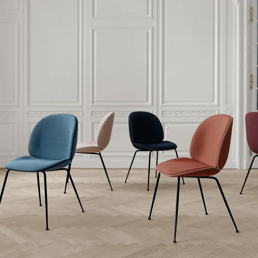 Silla Beetle Flanay Upholstered, Tela velluto cotone 970 azul oscuro, base de acero en color negro GUBI