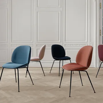 Silla Beetle Flanay Upholstered - Tela velluto cotone 970 azul oscuro, base de acero en color negro - GUBI
