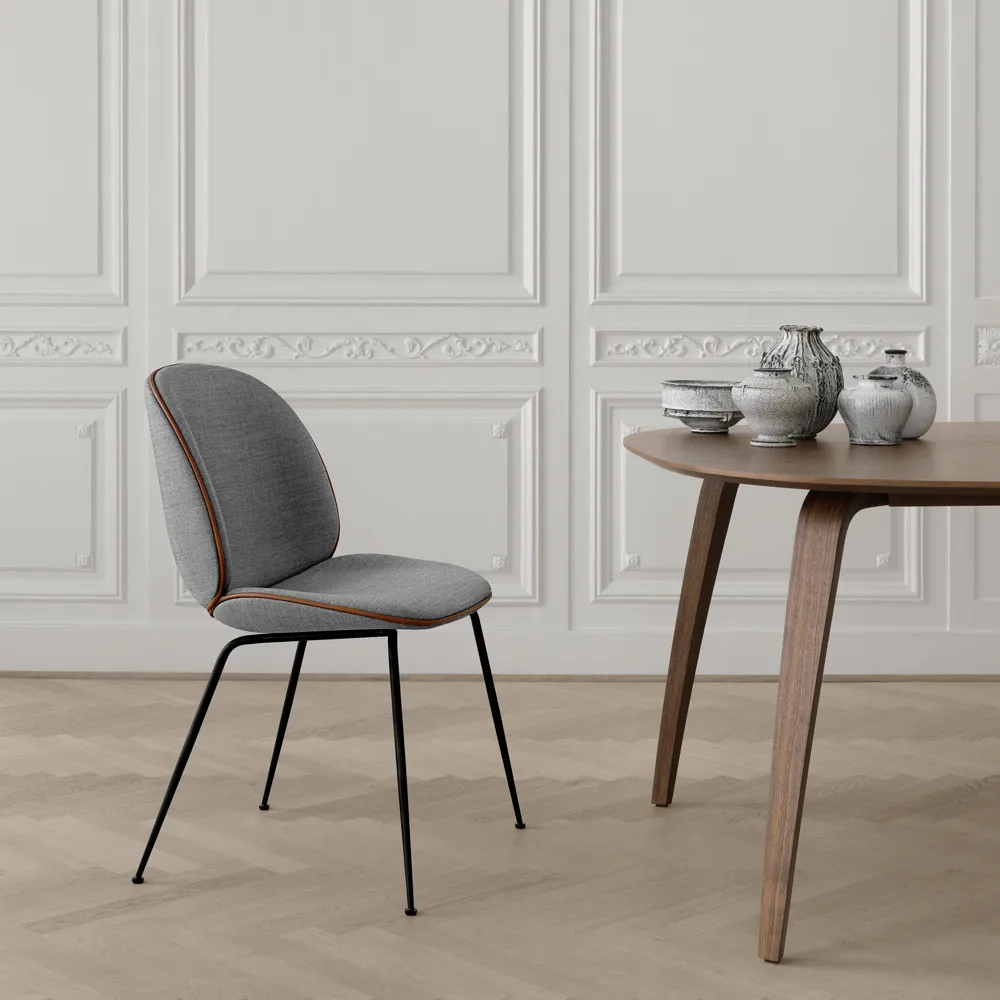 Silla Beetle Flanay Upholstered, Tela velluto cotone 970 azul oscuro, base de acero en color negro GUBI
