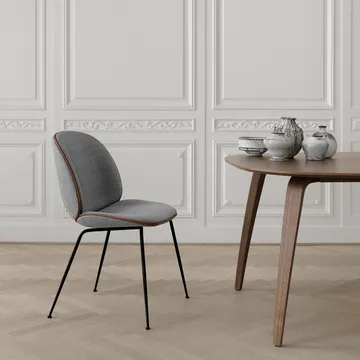 Silla Beetle Flanay Upholstered - Tela velluto cotone 970 azul oscuro, base de acero en color negro - GUBI