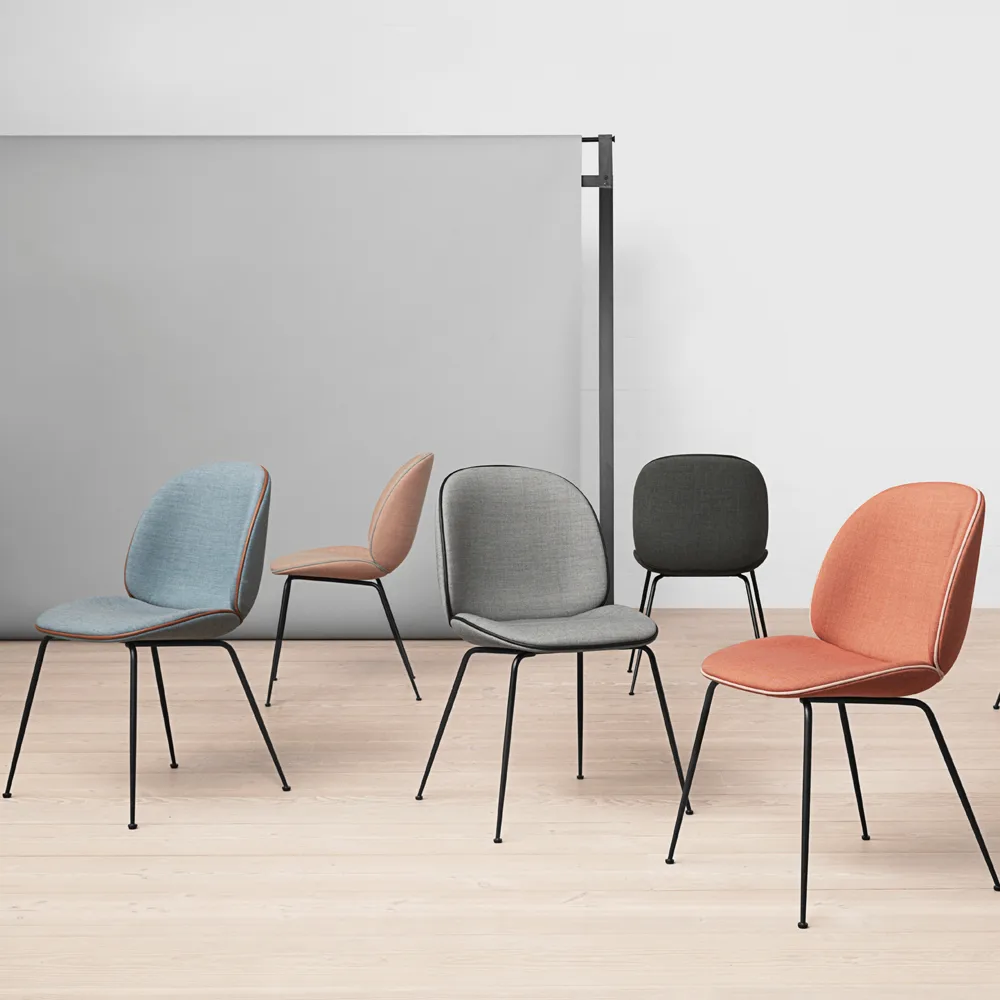 Silla Beetle Flanay Upholstered, Tela velluto cotone 970 azul oscuro, base de acero en color negro GUBI