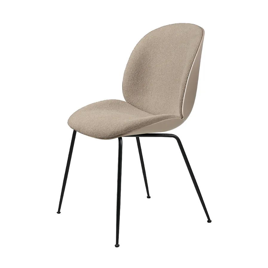 Silla Beetle Front Upholstered, Tela light bouclé 003 beige, carcasa new beige, base de acero en color negro GUBI