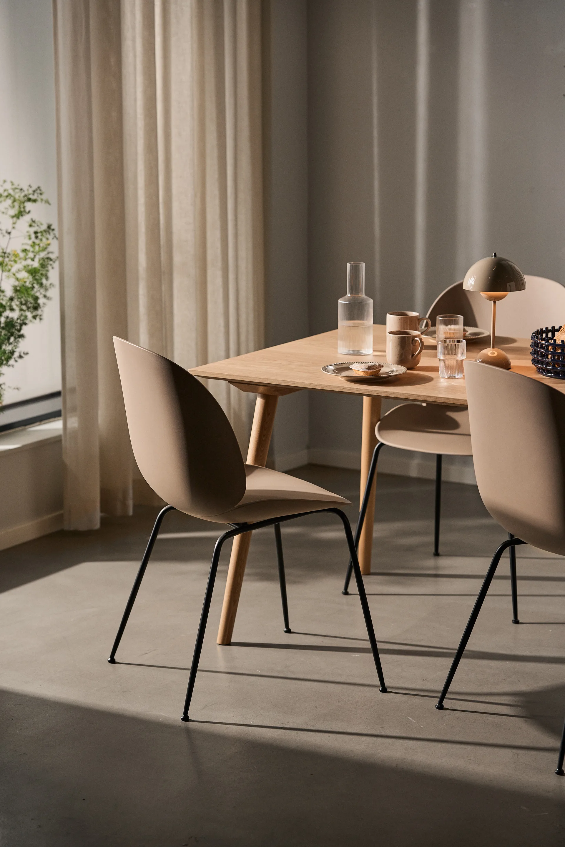 Silla Beetle, New beige, base de acero cromado negro GUBI