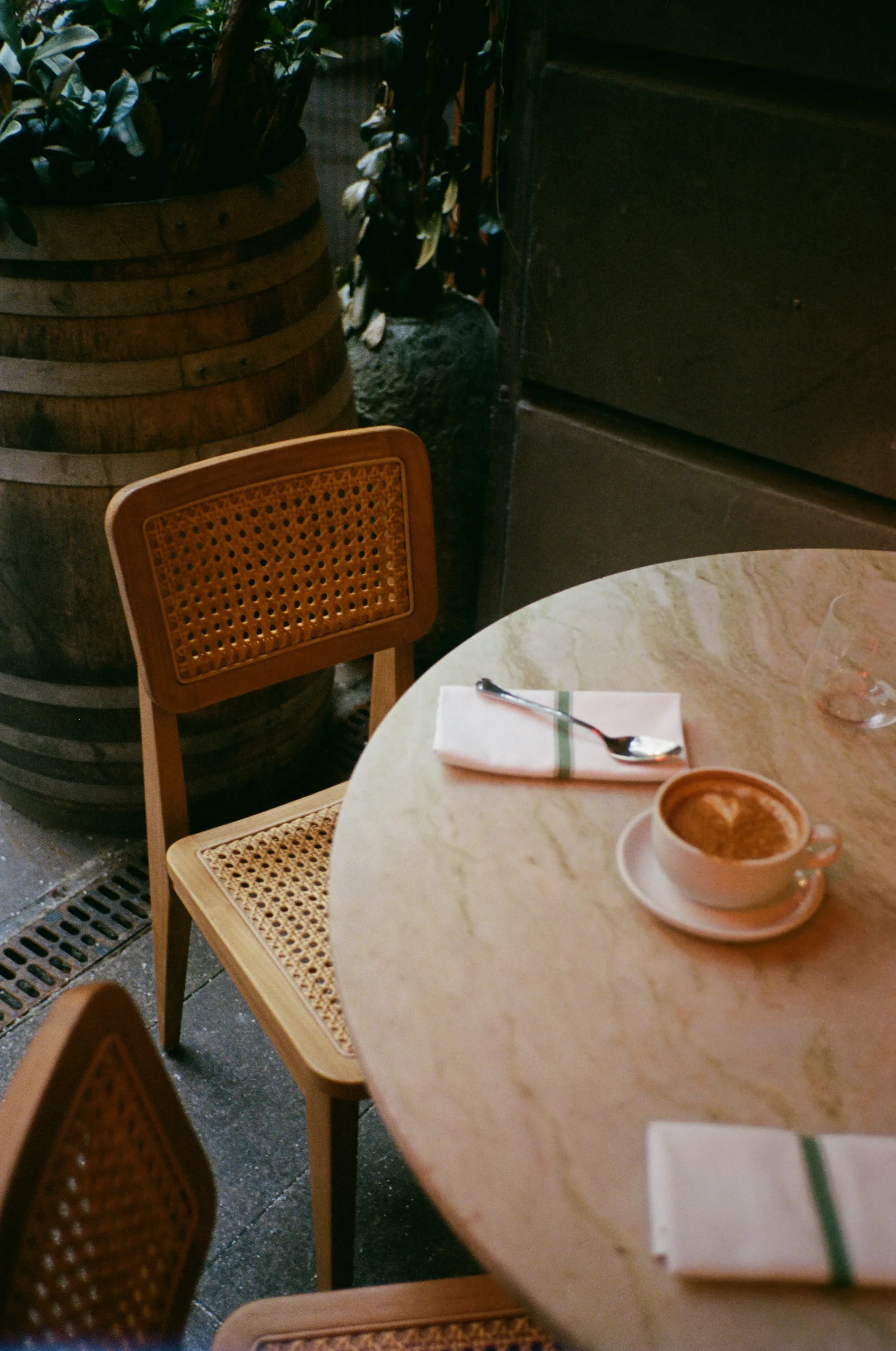 Silla C-chair Outdoor, Todo en caña francesa-teca natural GUBI