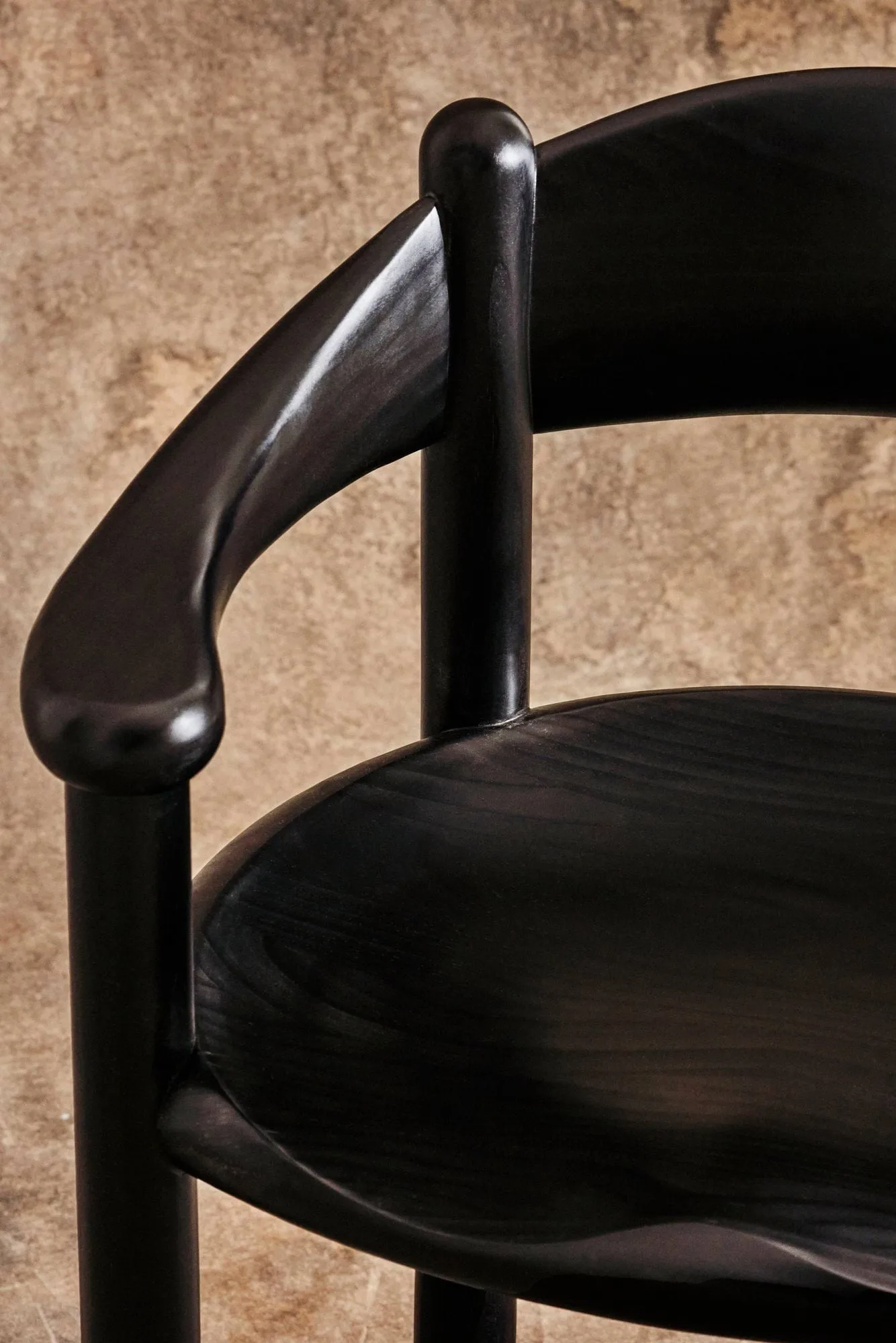 Silla con reposabrazos Daumiller, Brown-black pine GUBI