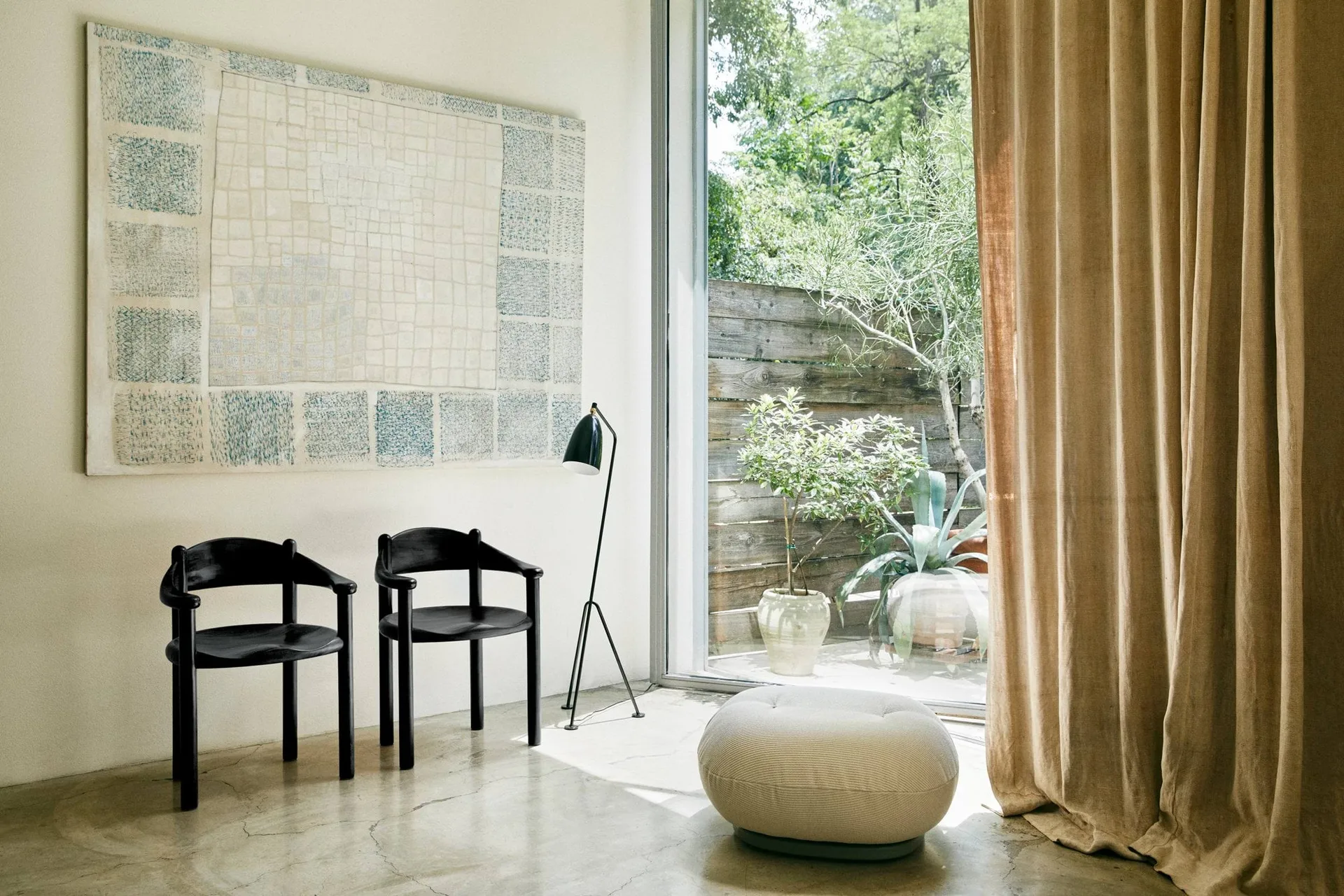 Silla con reposabrazos Daumiller, Brown-black pine GUBI