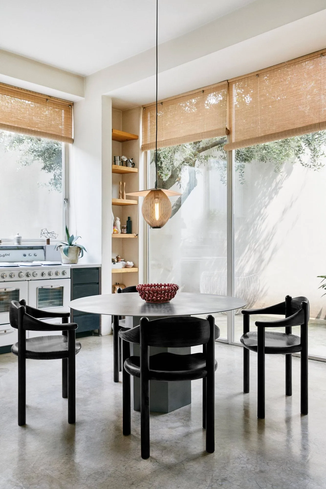 Silla con reposabrazos Daumiller, Brown-black pine GUBI