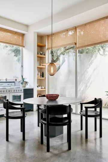 Silla con reposabrazos Daumiller - Brown-black pine - GUBI