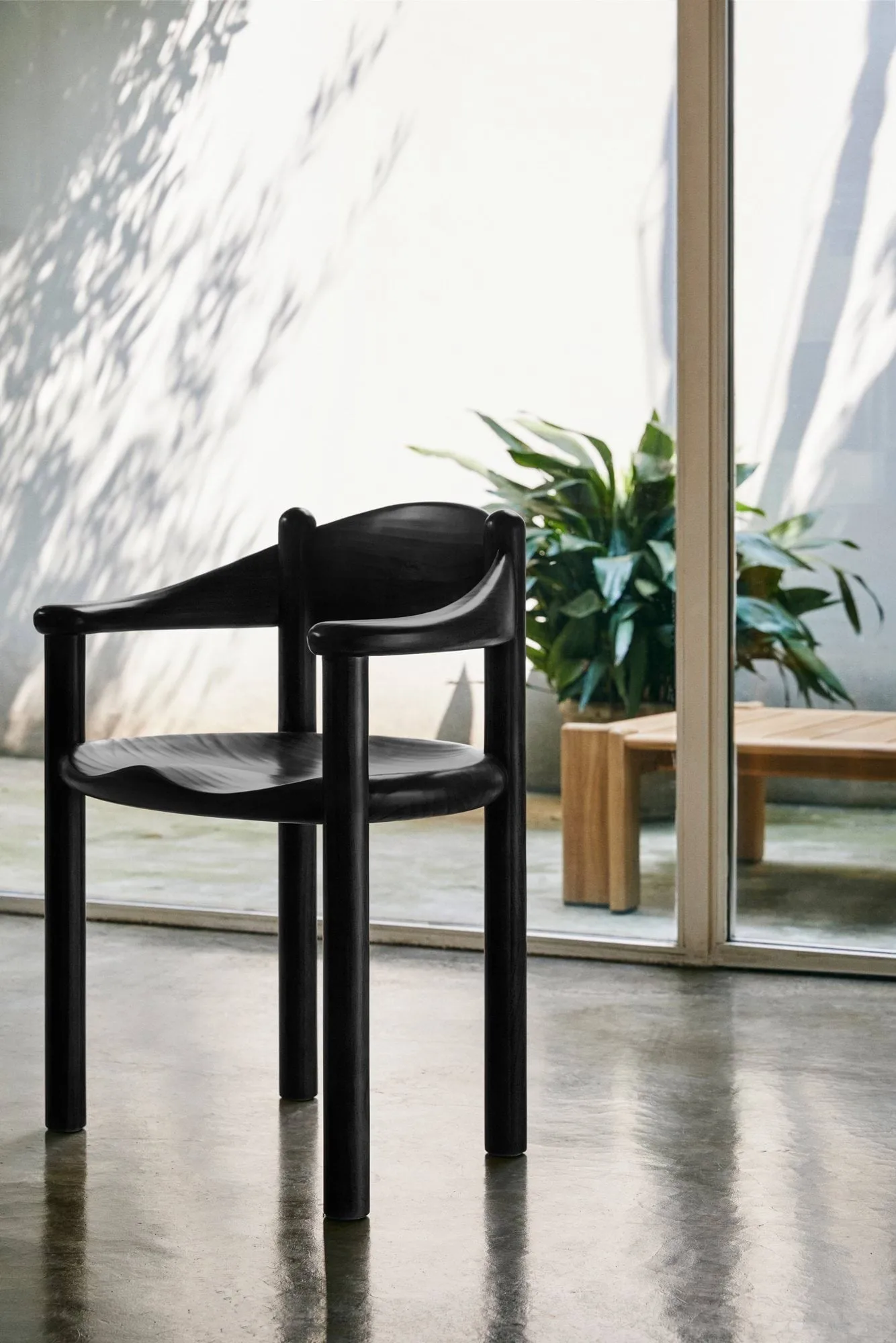 Silla con reposabrazos Daumiller, Brown-black pine GUBI