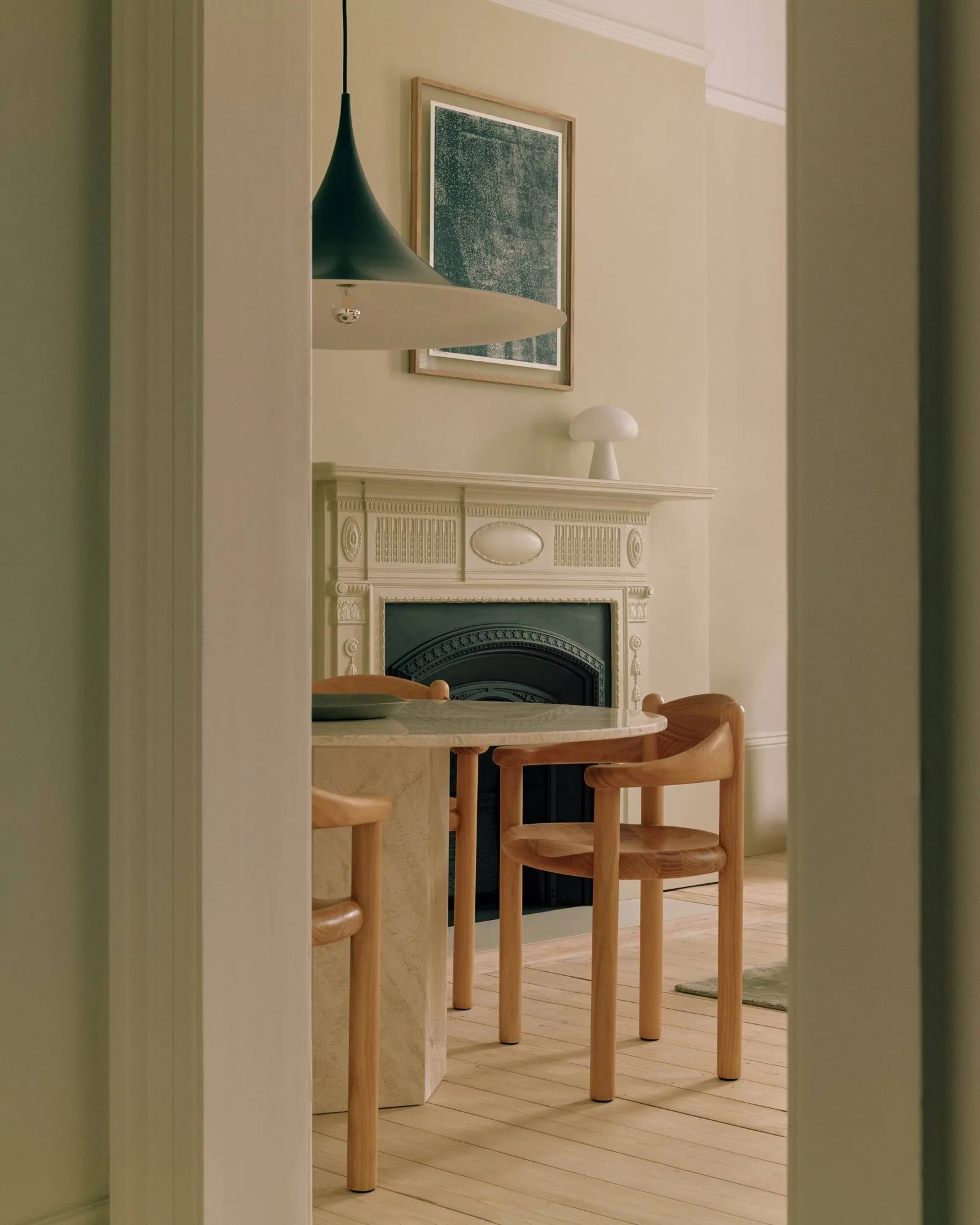 Silla con reposabrazos Daumiller, Golden pine GUBI
