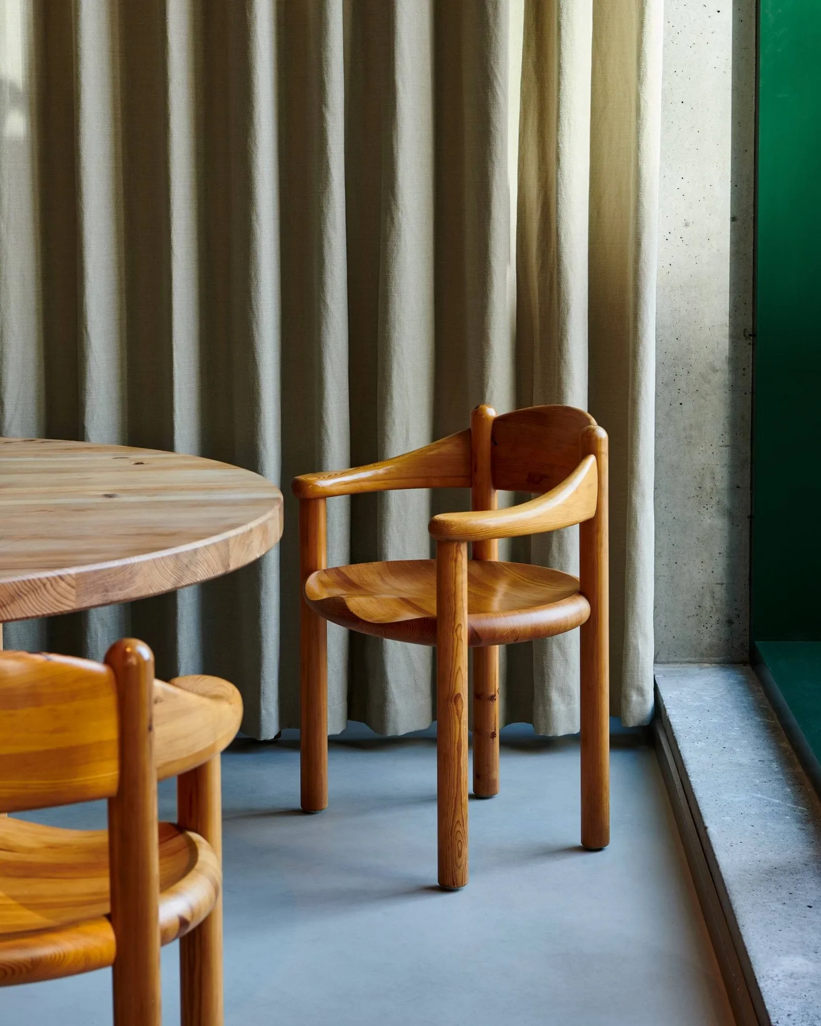 Silla con reposabrazos Daumiller, Golden pine GUBI