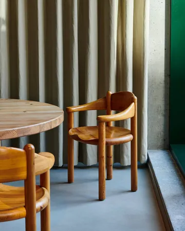 Silla con reposabrazos Daumiller - Golden pine - GUBI