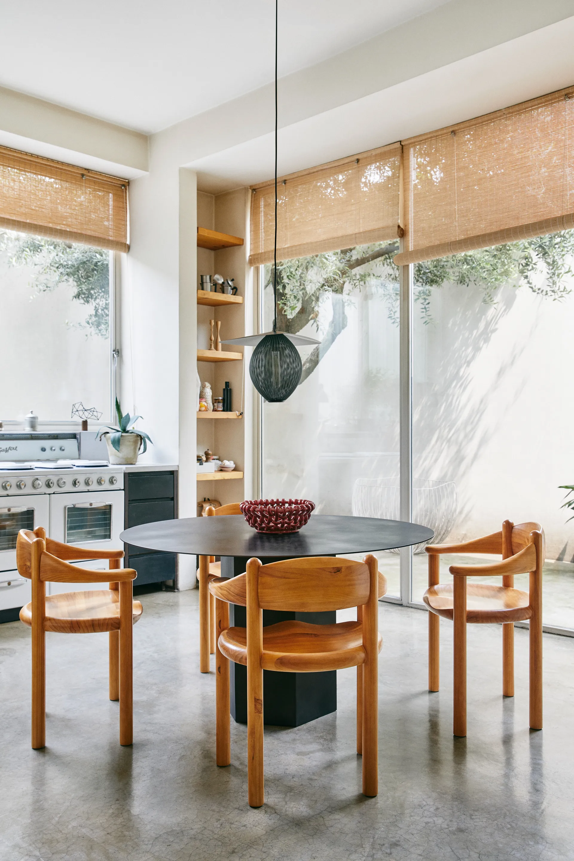 Silla con reposabrazos Daumiller, Golden pine GUBI